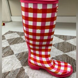 Never worn New Hunter Pink plaid Wellington Rainboots, girls sz 5